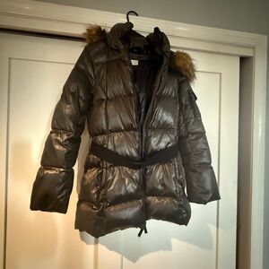 Stylish Metallic Puffer Jacket with Fur Trim